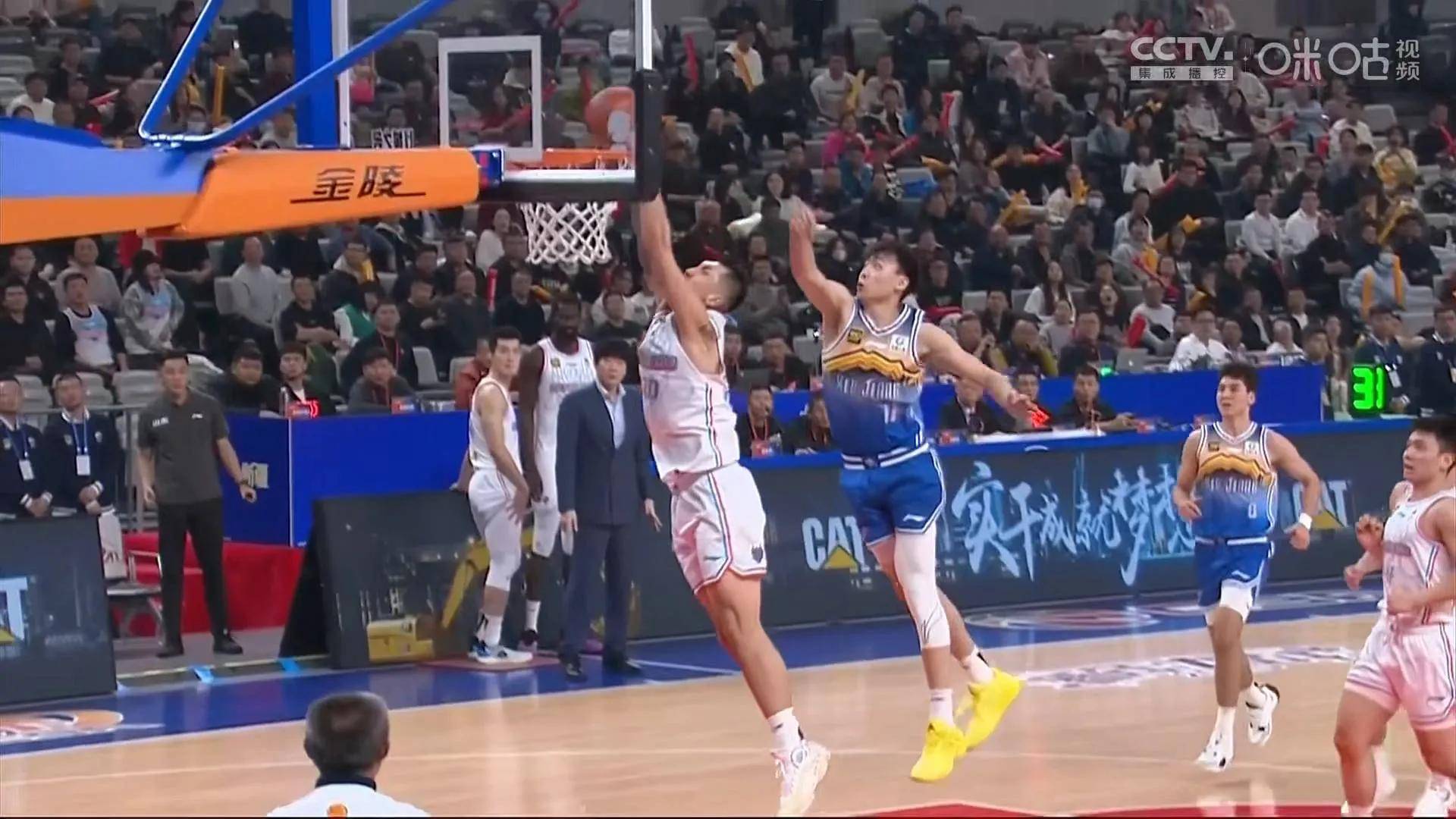 开云体育登录-山东男篮战胜新疆男篮，取得艰难胜利保持不败