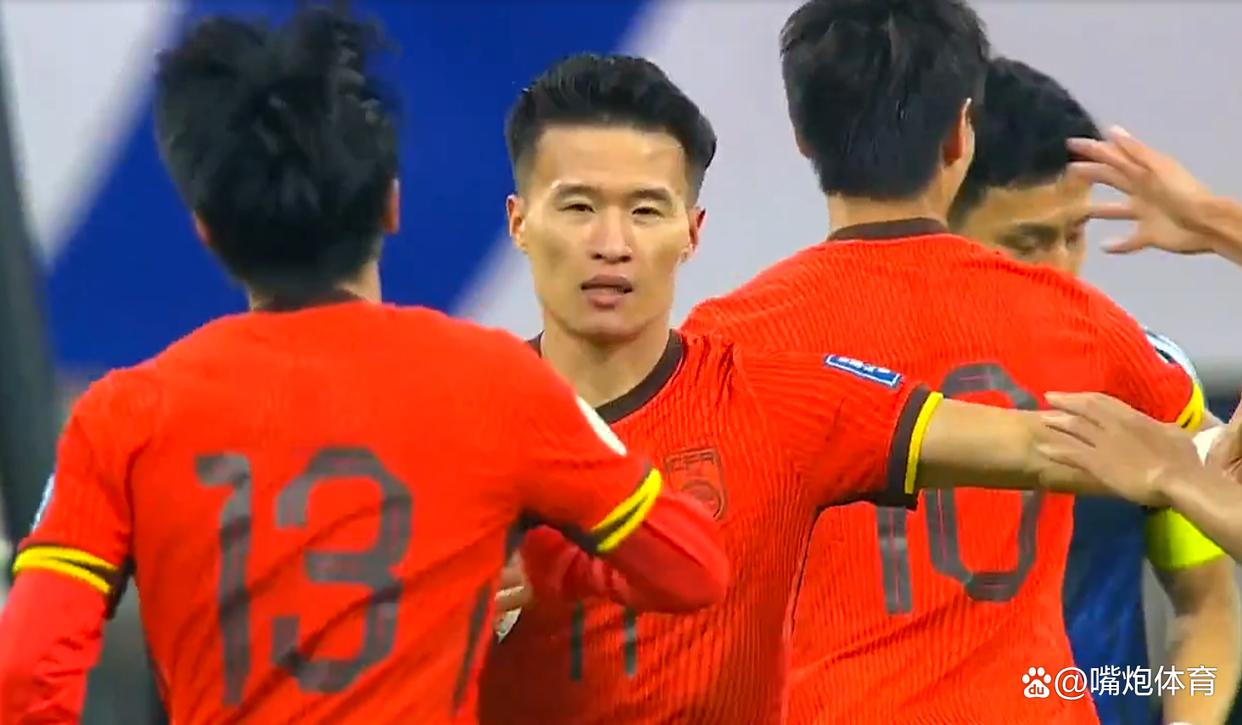 队员受伤仍坚守战场，热血拼搏不畏强敌