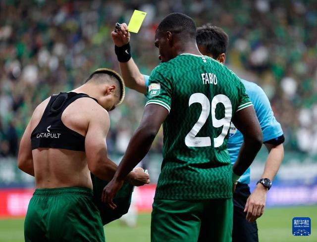 主队球员脱衣欢庆进球,招致裁判警告 主队球员脱衣欢庆进球,招致裁判警告