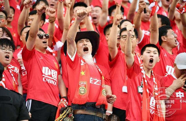 开云体育在线-观众席上球迷们激情高涨，为队员们呐喊助威的简单介绍