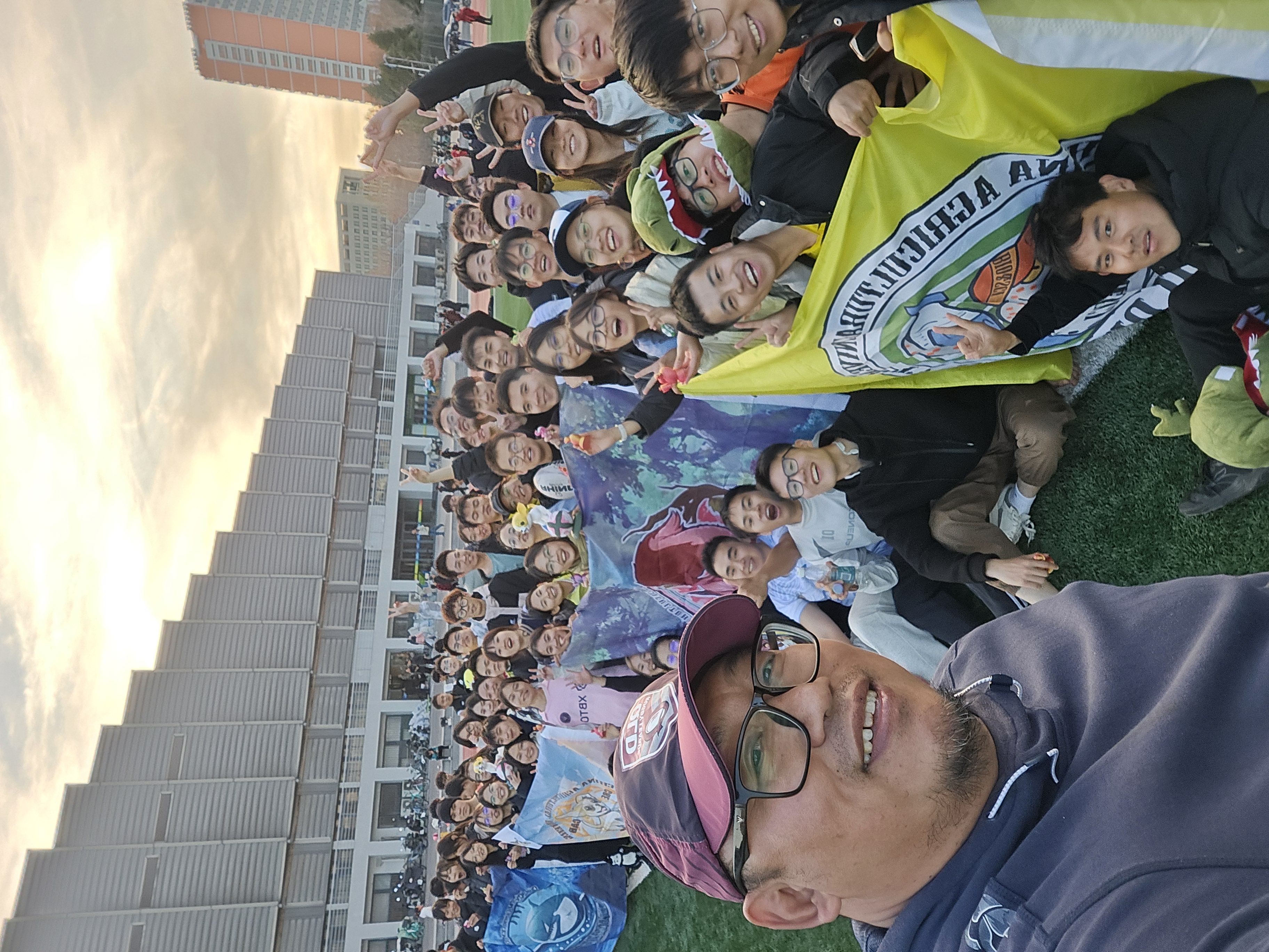 观众席上球迷们激情高涨，为队员们呐喊助威的简单介绍