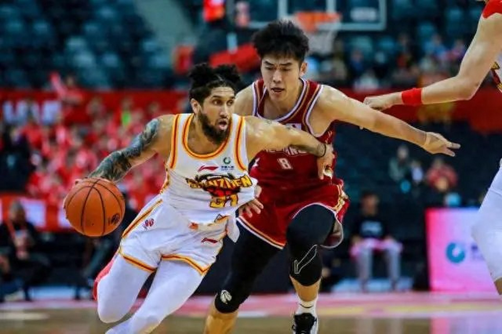 开云体育官网-篮球比赛中发生了一场激烈的对抗