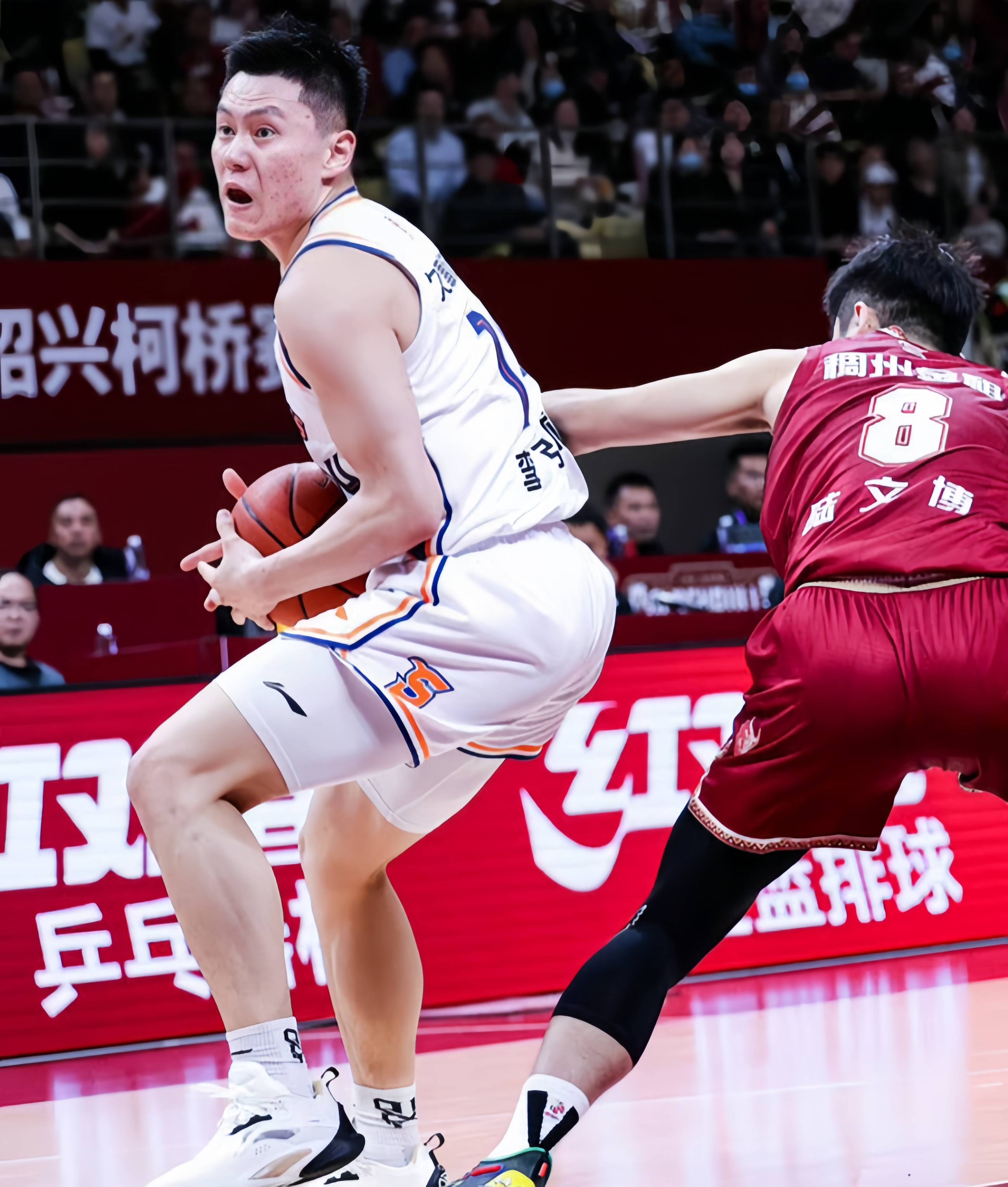 河南男篮在比赛中表现出色，赢得掌声