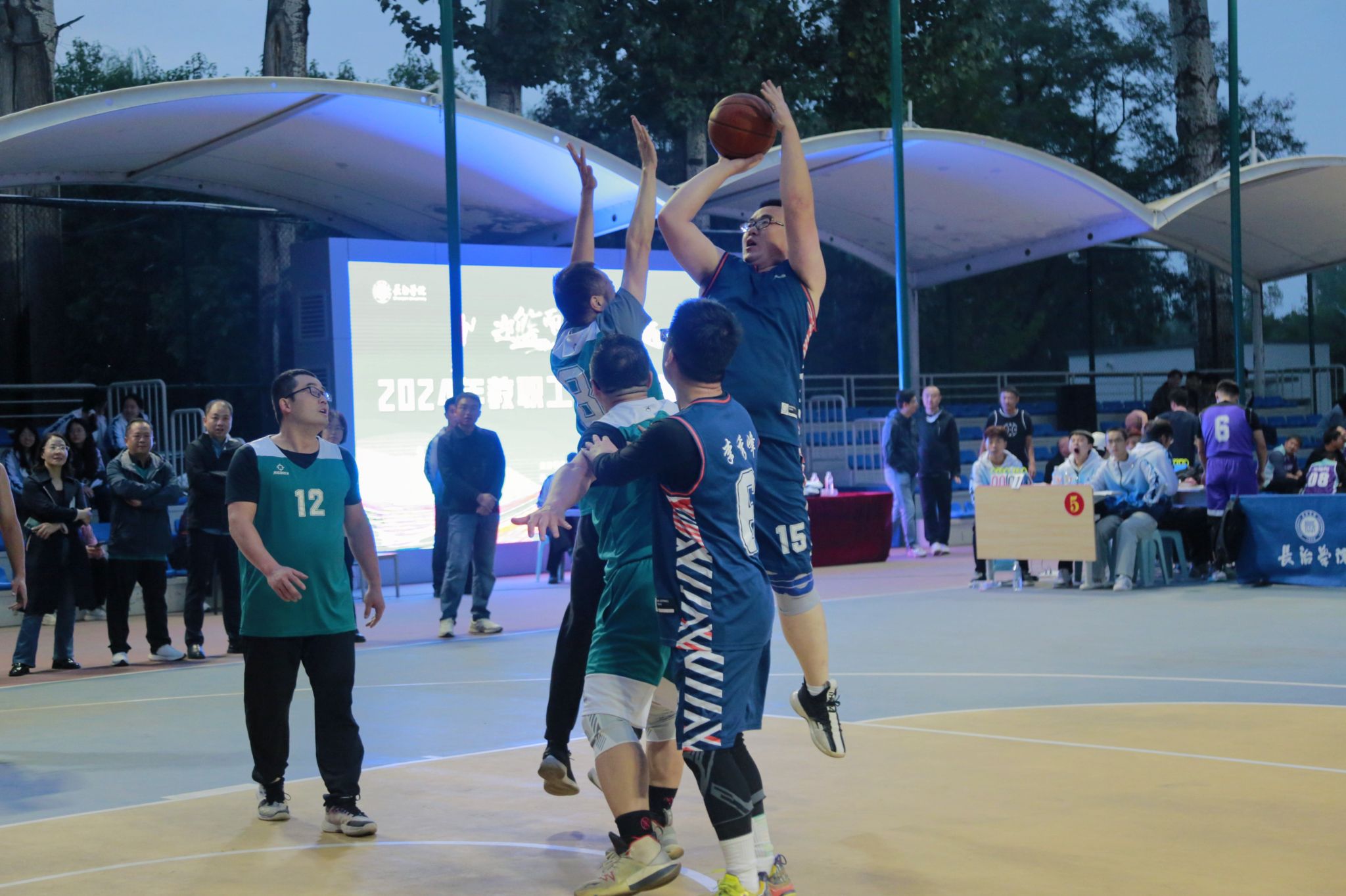 开云体育中国-贵州篮球比赛精彩纷呈，现场火爆