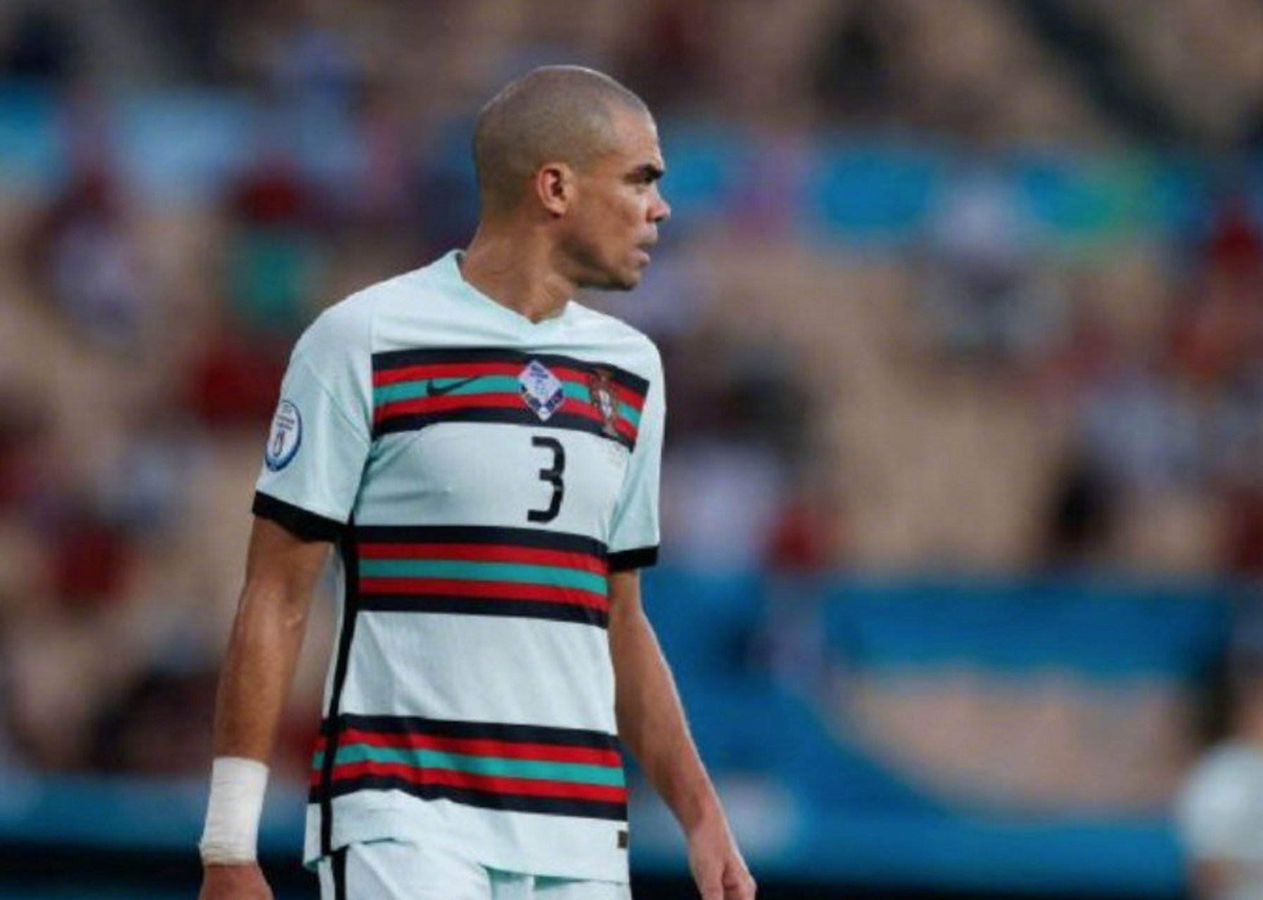 关于土耳其队中卫脖子受伤,是否能战斗未知的信息 关于土耳其队中卫脖子受伤,是否能战斗未知的信息