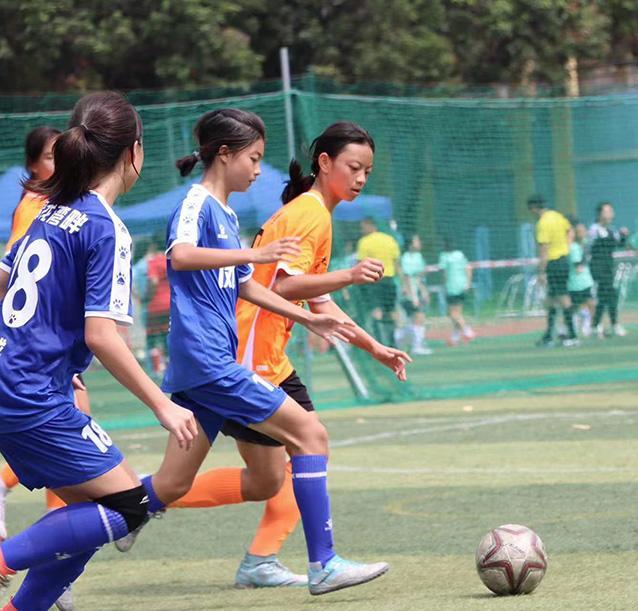 精彩！中国足球女队在比赛中克服重重困难获胜的简单介绍