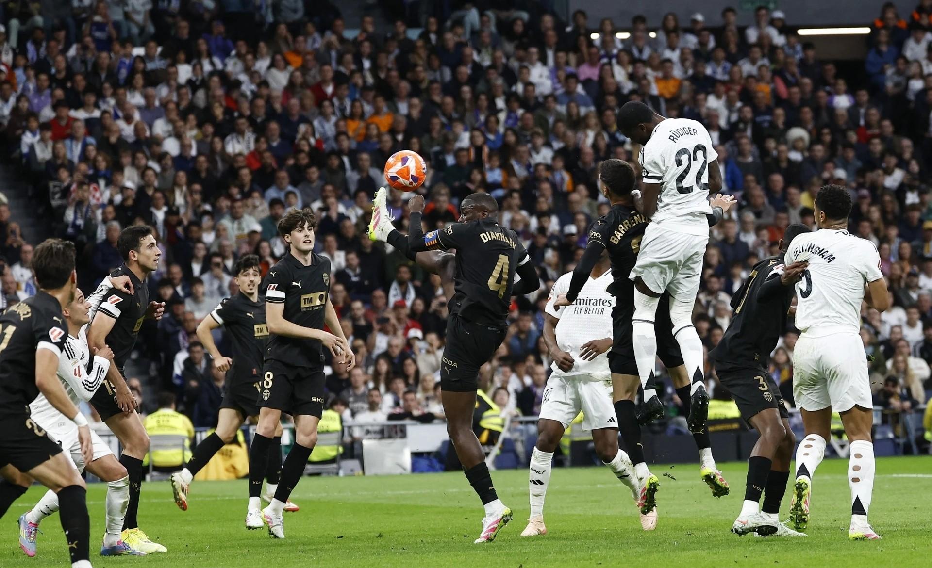 开云平台-包含皇家马德里主场大胜，继续追赶领头羊的词条