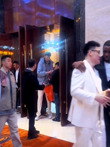 包含场上对决热情高涨,球迷沸腾欢呼的词条 包含场上对决热情高涨,球迷沸腾欢呼的词条