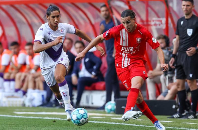 荷甲联赛气氛热烈,吸引球迷狂欢 荷甲联赛气氛热烈,吸引球迷狂欢