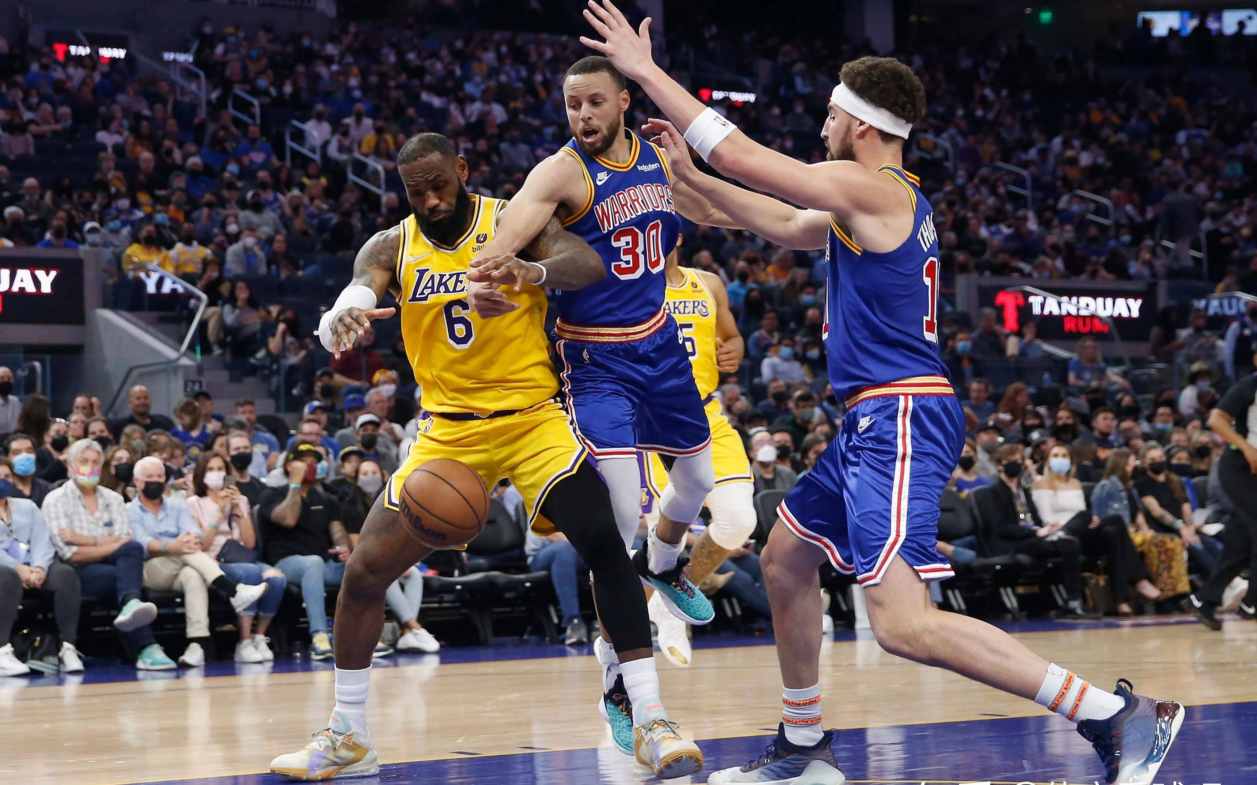 篮球职业联赛对抗激烈，各队实力均衡