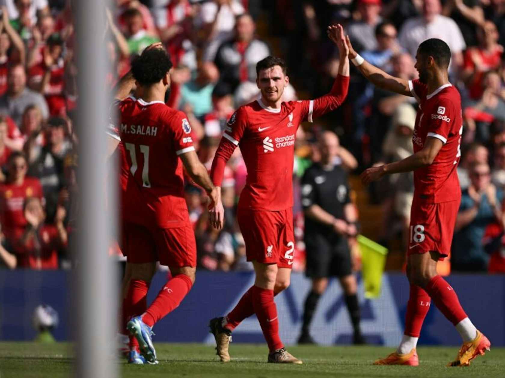 利物浦大比分战胜热刺，豪取三分