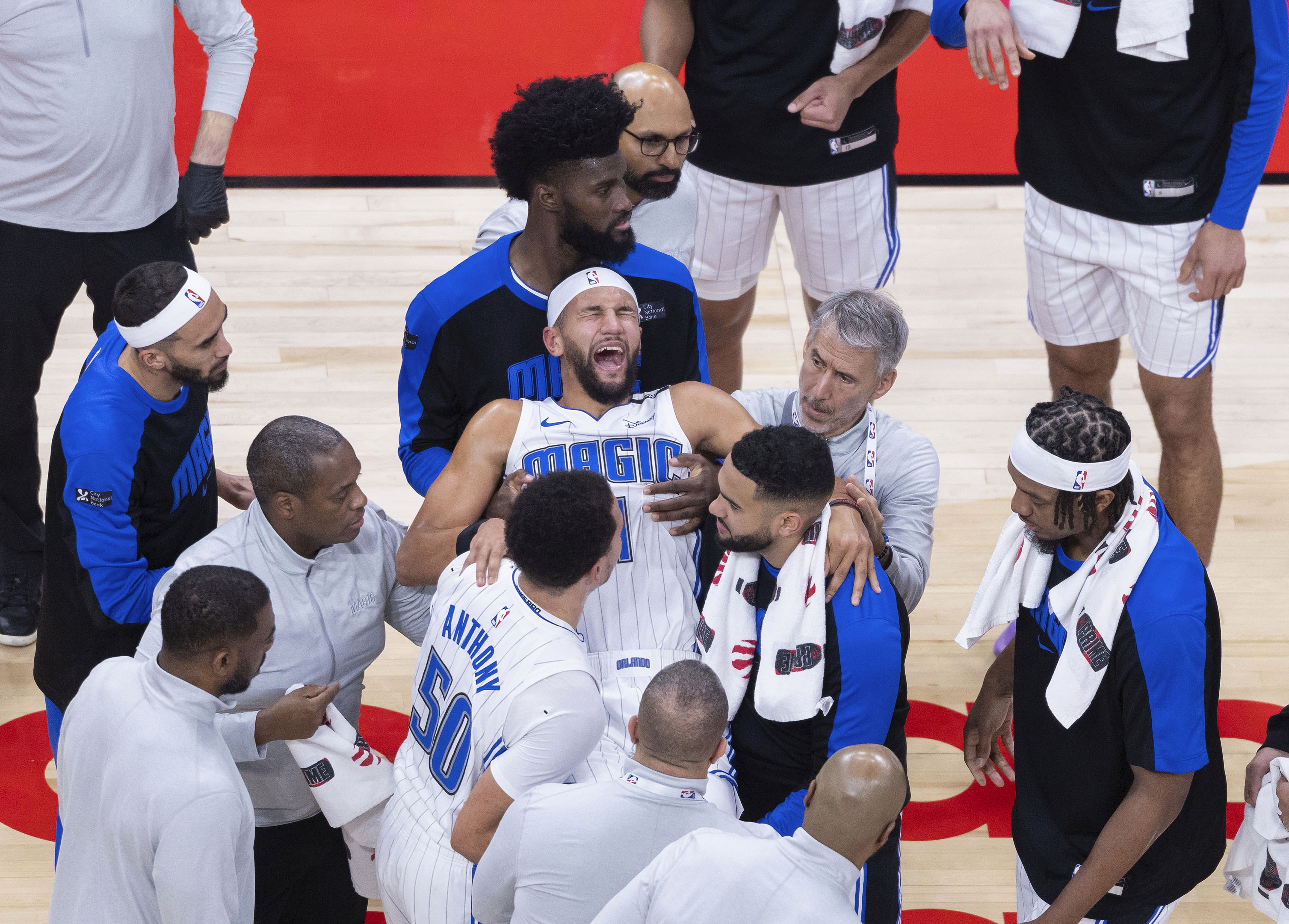 猛龙队员受伤,下场比赛成疑的简单介绍 猛龙队员受伤,下场比赛成疑的简单介绍