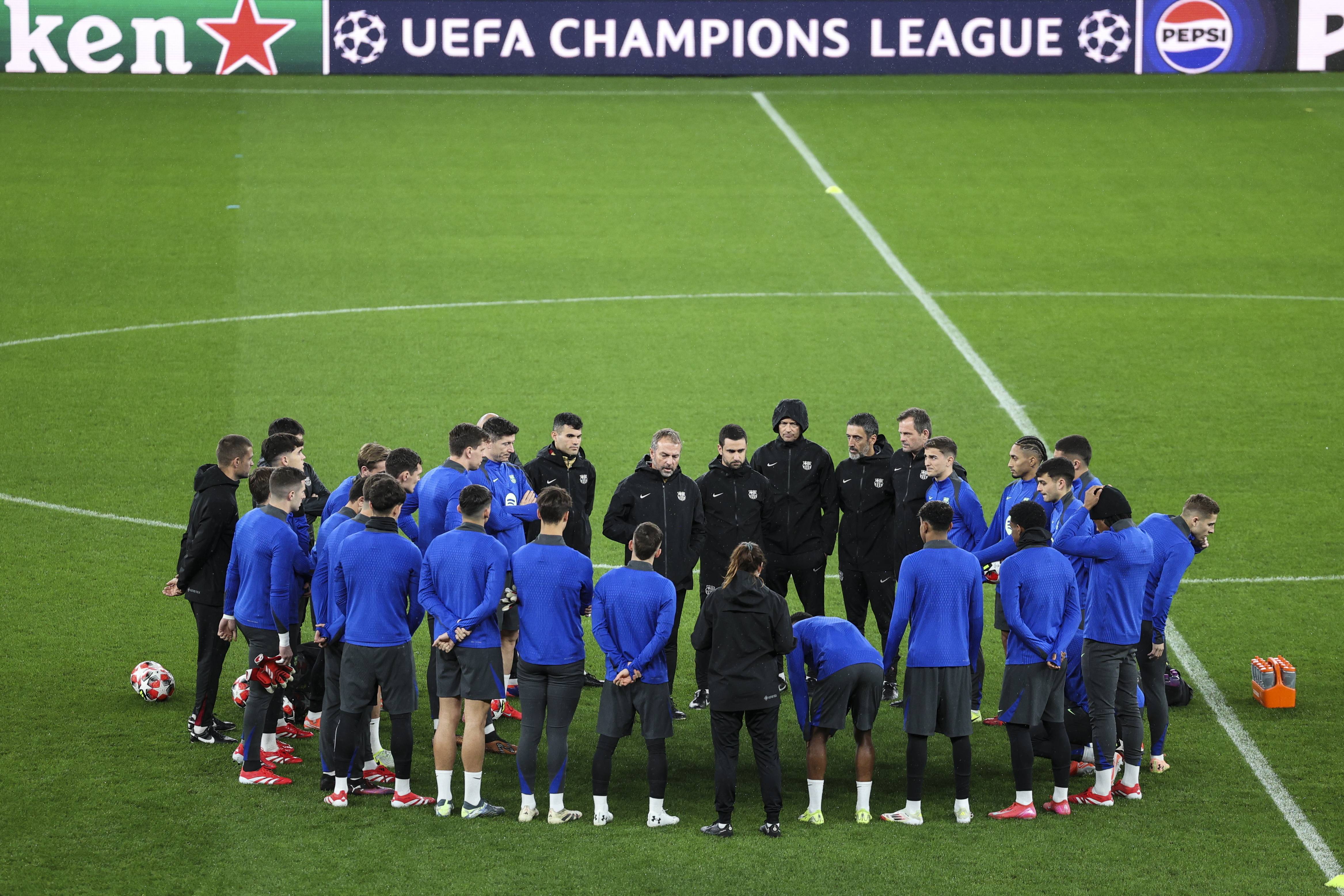 足球迷们在等待一场引人入胜的比赛 足球迷们在等待一场引人入胜的比赛