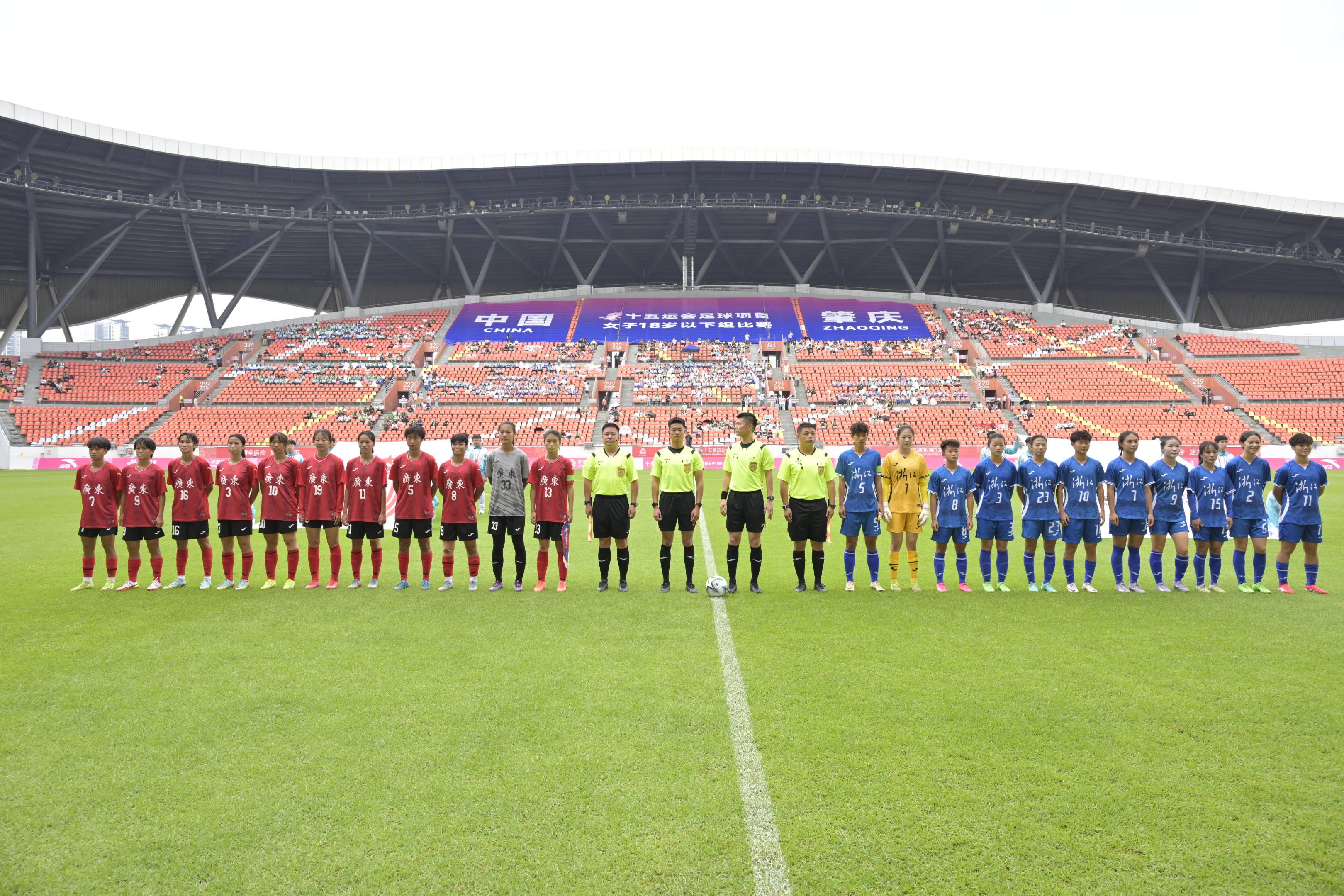 开云体育登录-运动会女足赛事搏击赛场，实力拼搏