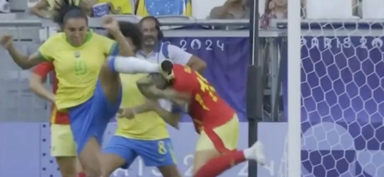 巴西球员在比赛中演出精湛绝技 巴西球员在比赛中演出精湛绝技