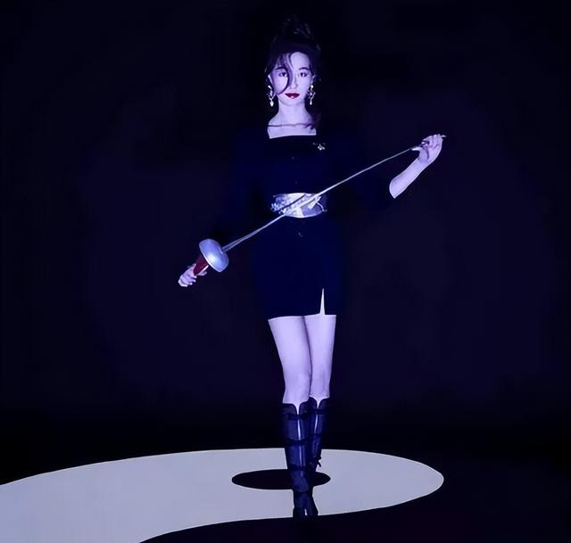 开云体育APP下载-女子击剑赛场上刀光剑影，一幕惊心动魄的简单介绍