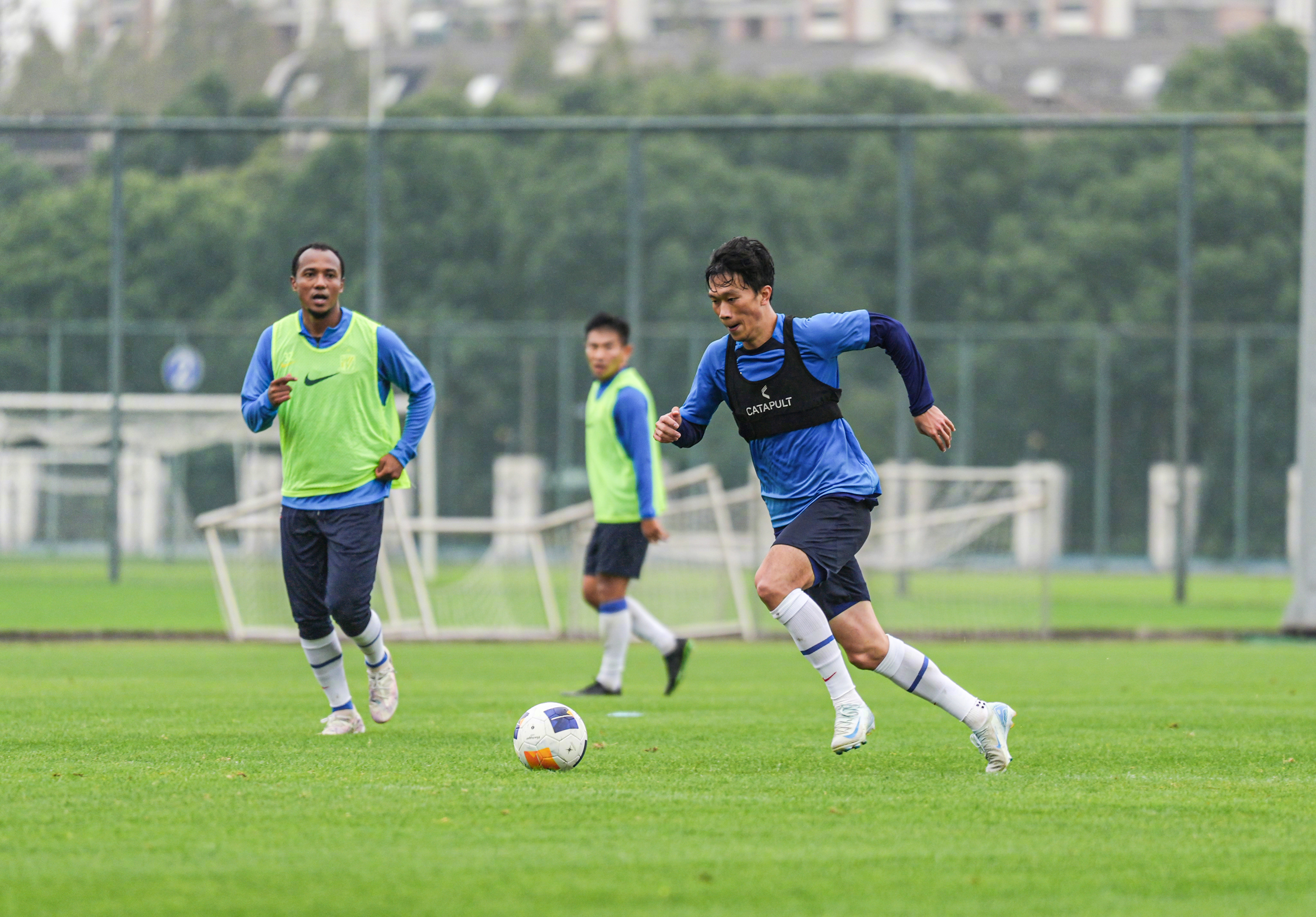 开云体育在线-球队教练研究新战术，备战接下来的比赛