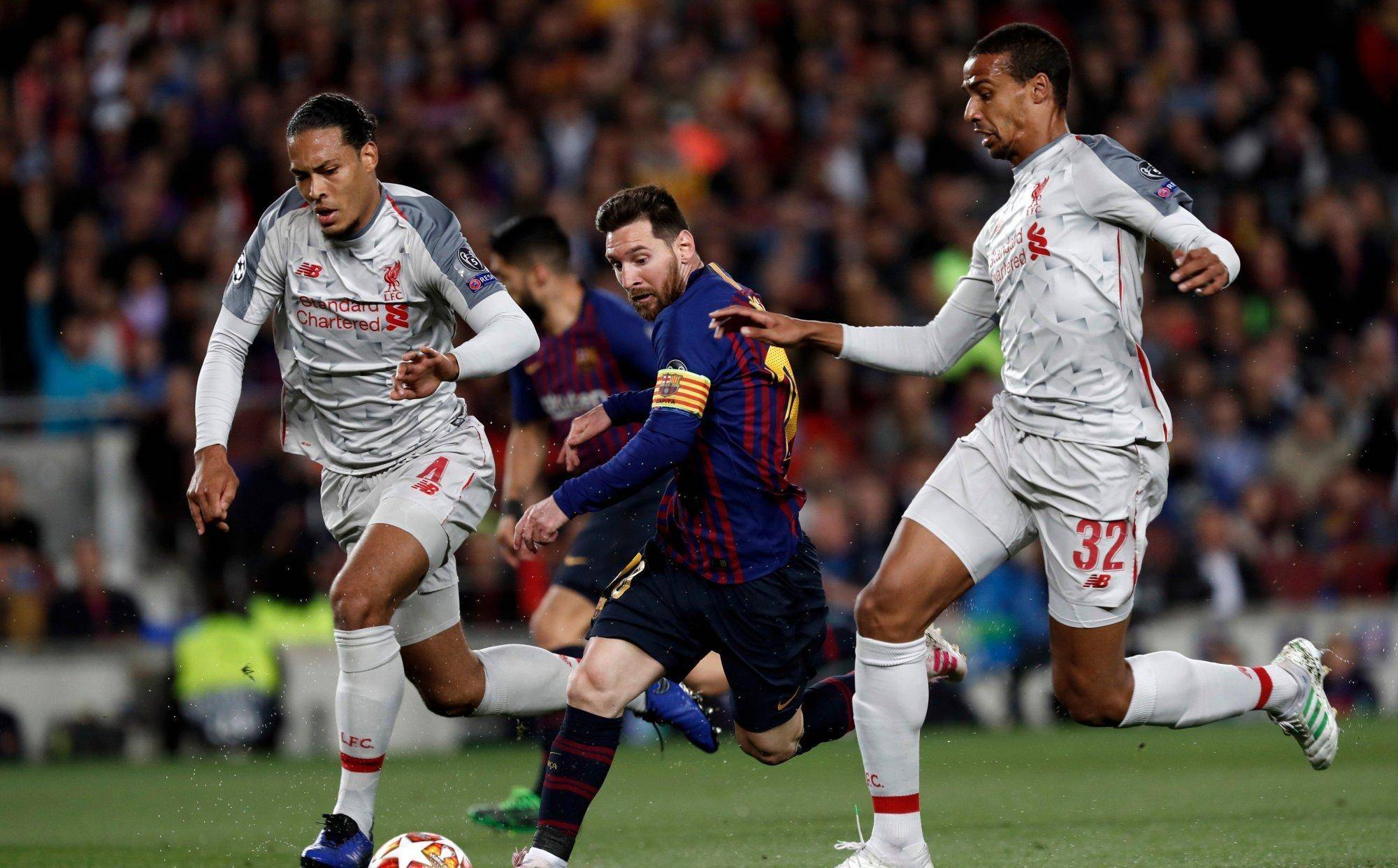 足球场上精彩纷呈引人入胜 足球场上精彩纷呈引人入胜