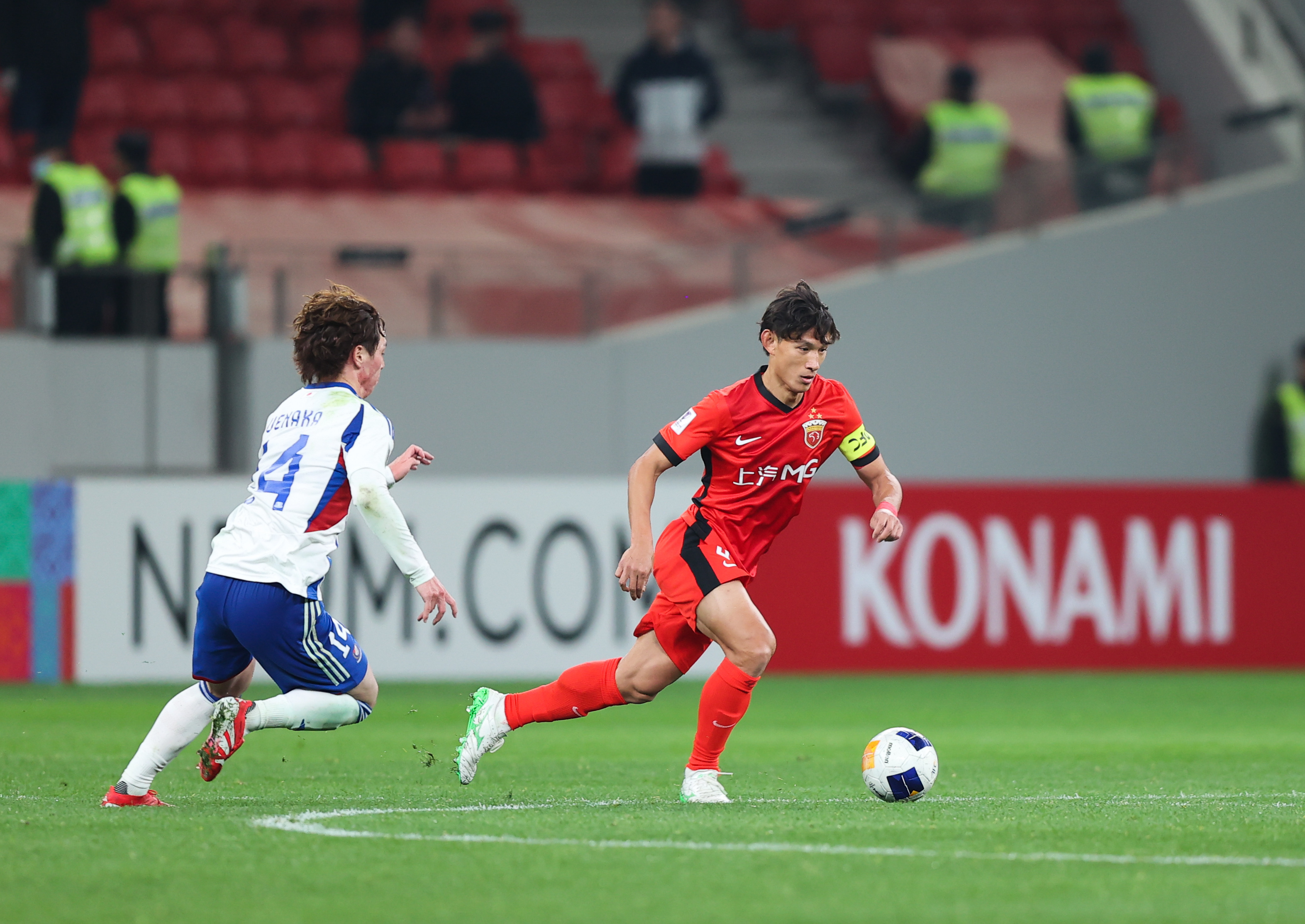 角逐赛事激烈进行，球员们全力以赴