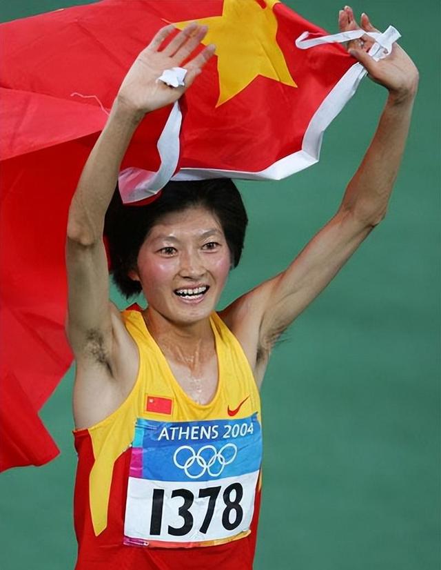 观众欢呼雀跃,运动员突破记录夺冠 观众欢呼雀跃,运动员突破记录夺冠