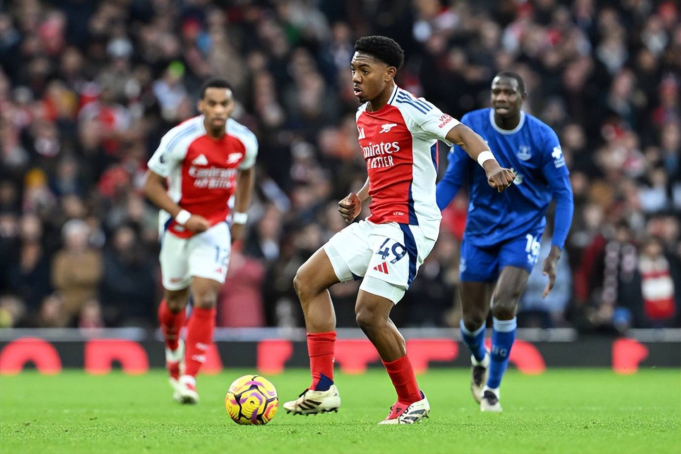 开云平台-阿森纳门将连场出现低级失误，引发争议