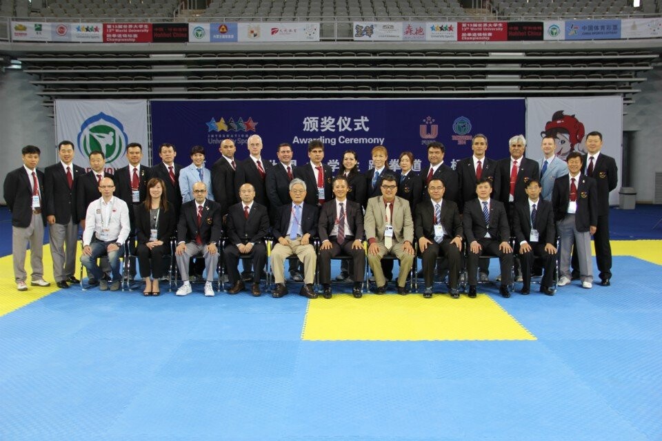 开云体育APP下载-法国跆拳道选手夺冠成功，队员欢呼庆祝的简单介绍