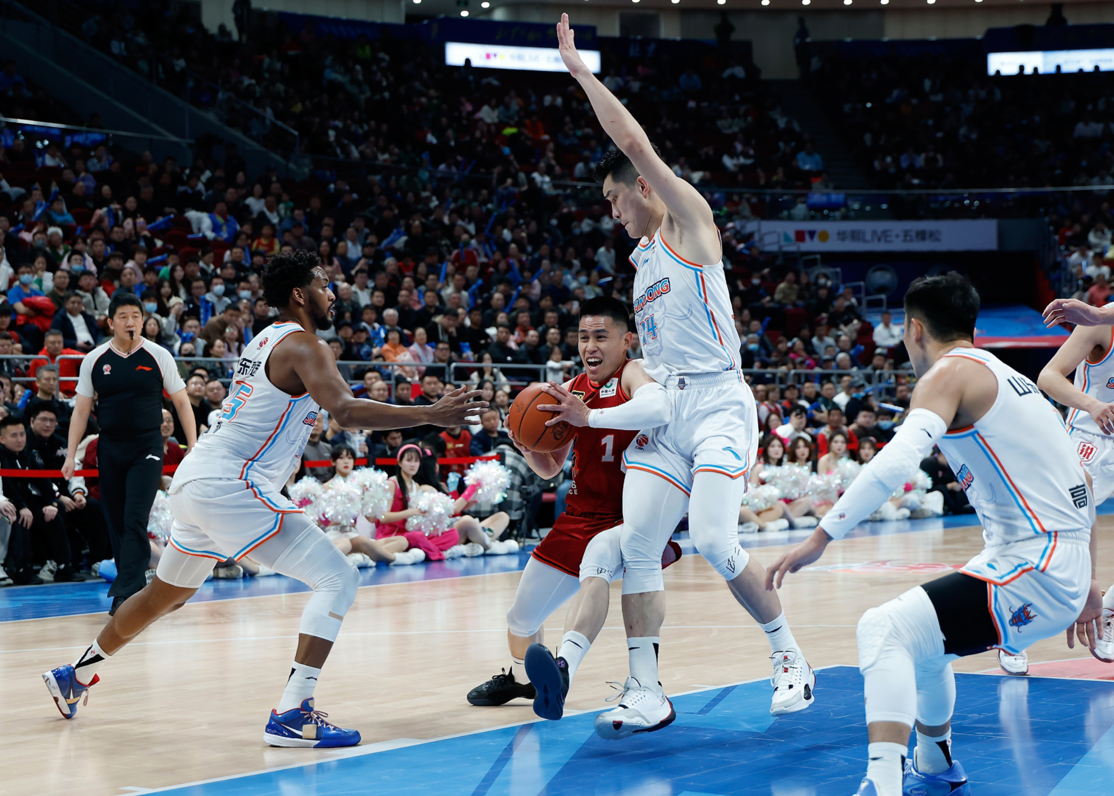 开云体育入口-无人可挡！球队联手击败实力对手