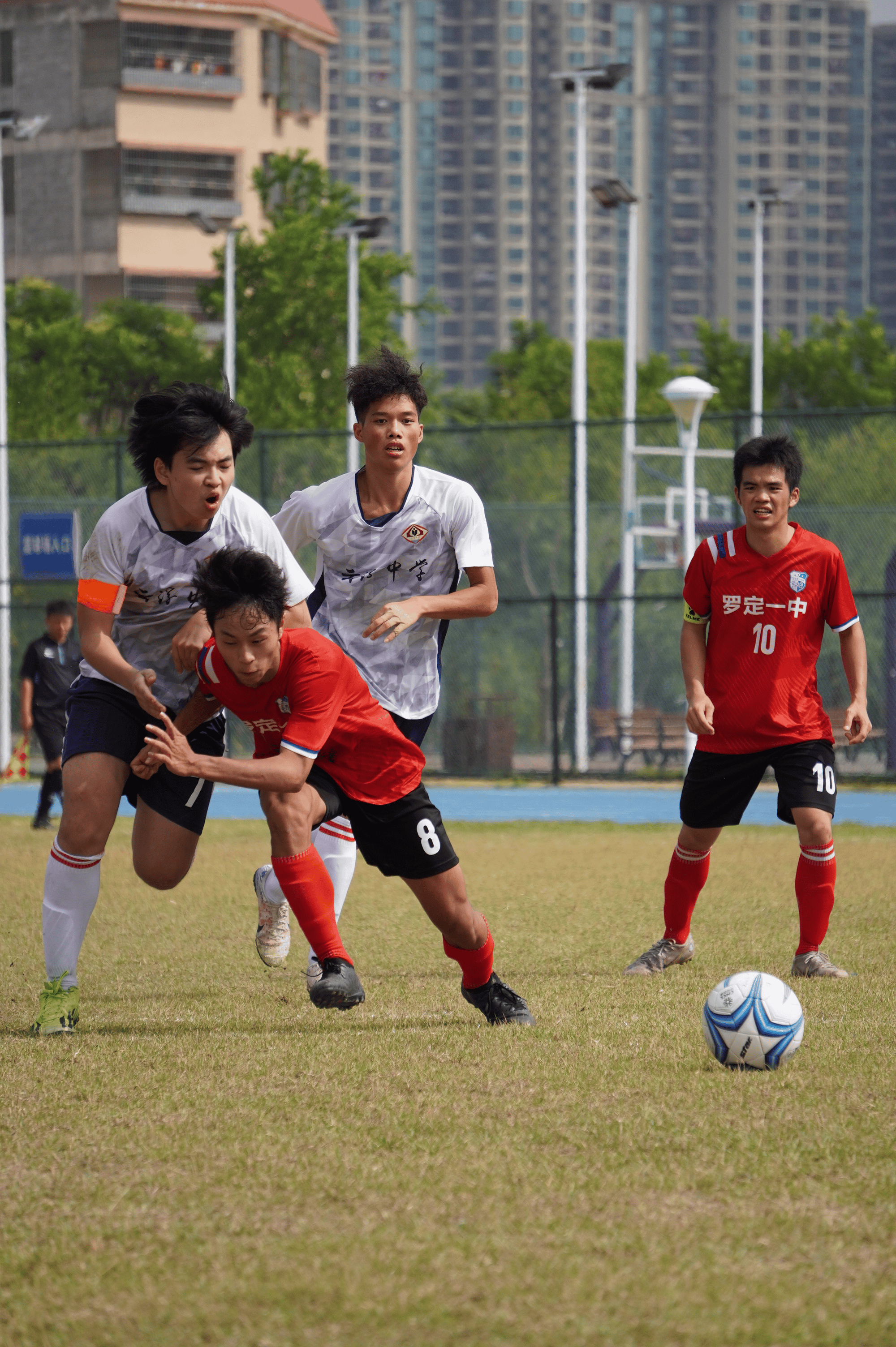 开云体育官方网站-足球赛事现场热闹非凡，观众掌声连连